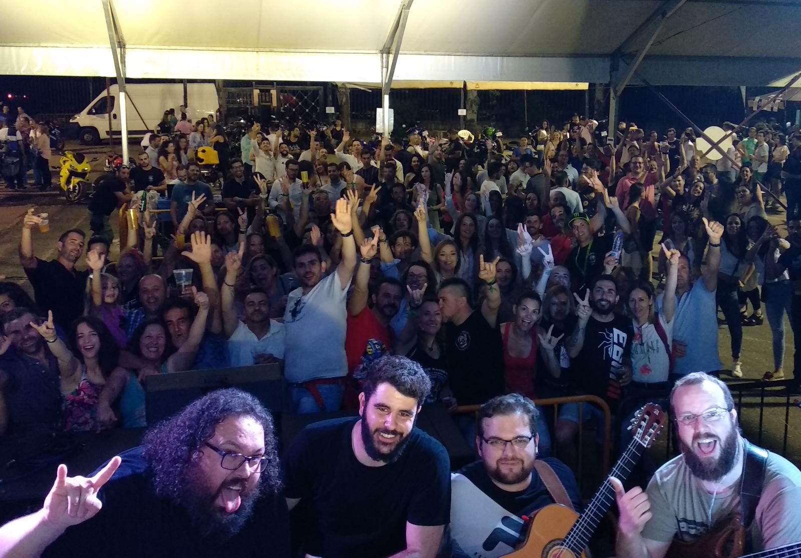 Extopa tributo a Estopa éxito en la concentración de motos de Villafranca de los Barros