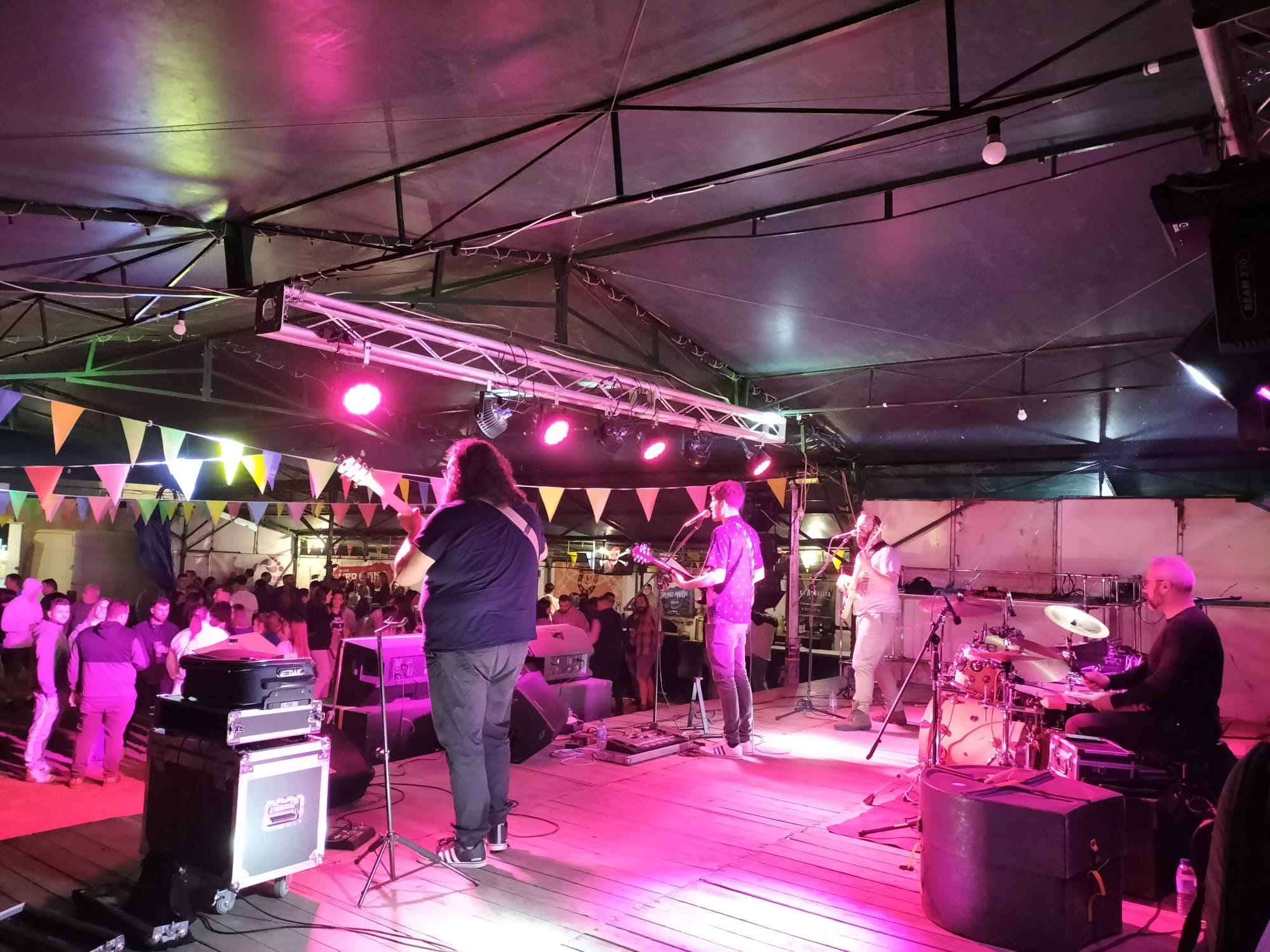 HOMBRES JE TRIBUTO A HOMBRES G TRIUNFA EN LOSAR DE LA VERA (CÁCERES)